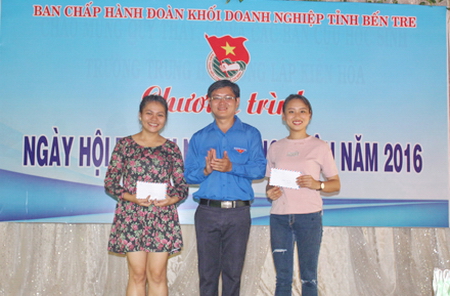 Đồng chí Nguyễn Minh Tiếu - Bí thư Đoàn khối Doanh nghiệp tỉnh trao thưởng cho đại diện các đội tham gia